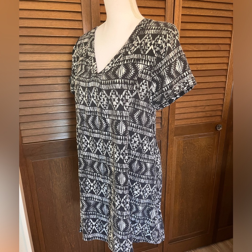 🦋2/$10 Wild Pearl Tunic or Mini Dress Black & White size L